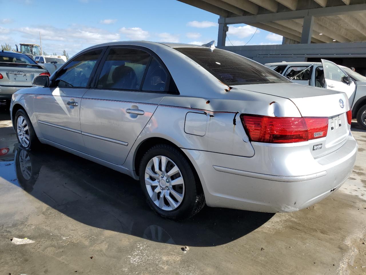 2010 Hyundai Sonata - Image 2