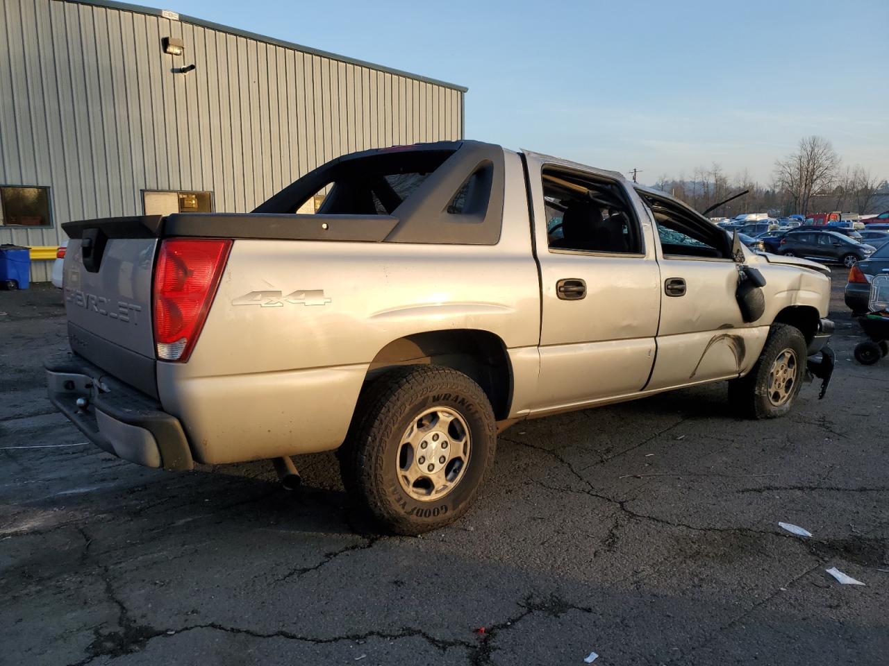 2004 Chevrolet Avalanche - Image 3