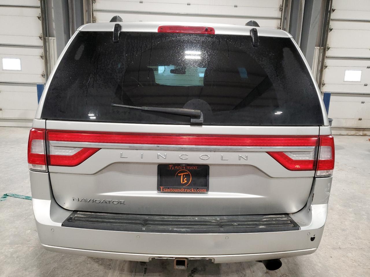 2017 Lincoln Navigator - Image 6
