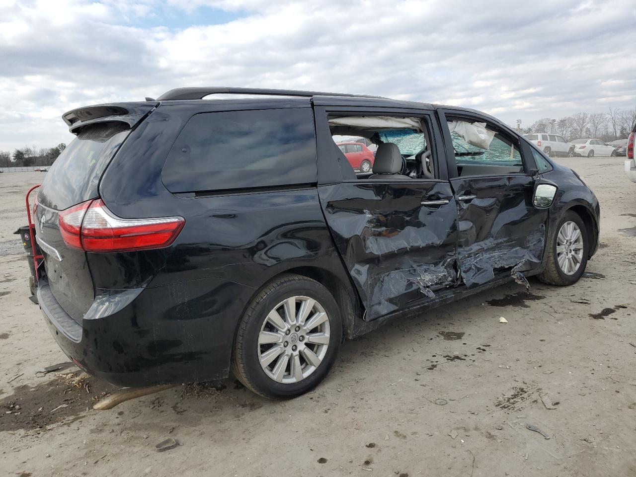 2017 Toyota Sienna - Image 3