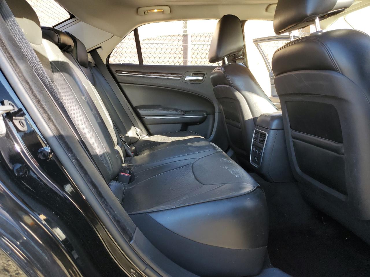 2016 Chrysler 300 - Image 10