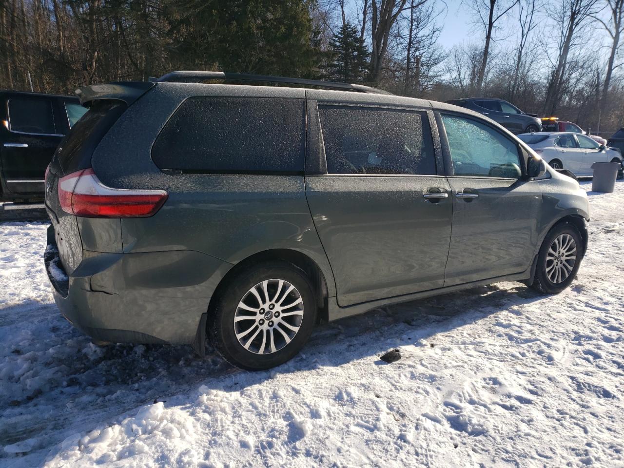 2018 Toyota Sienna - Image 3
