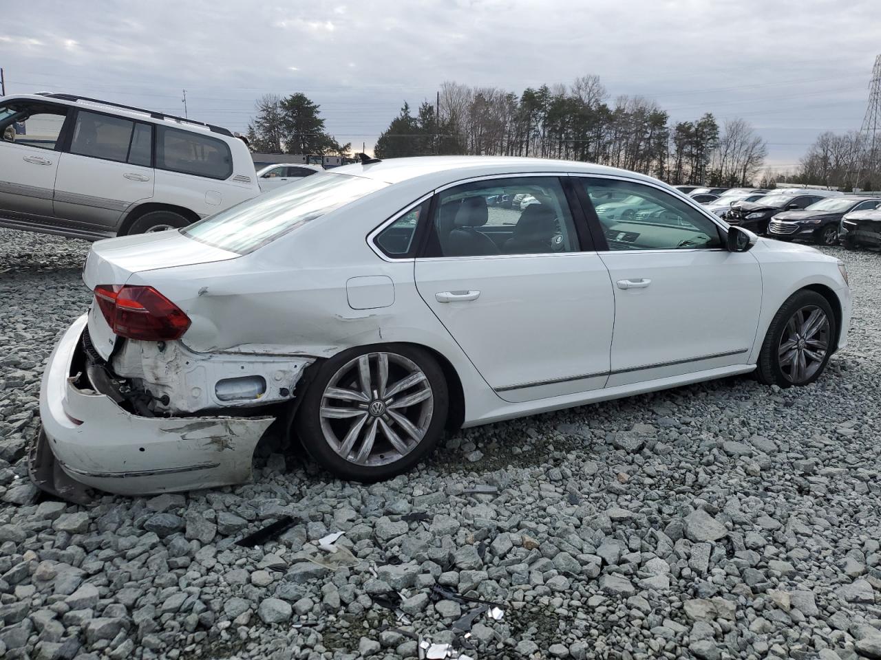 2017 Volkswagen Passat - Image 3