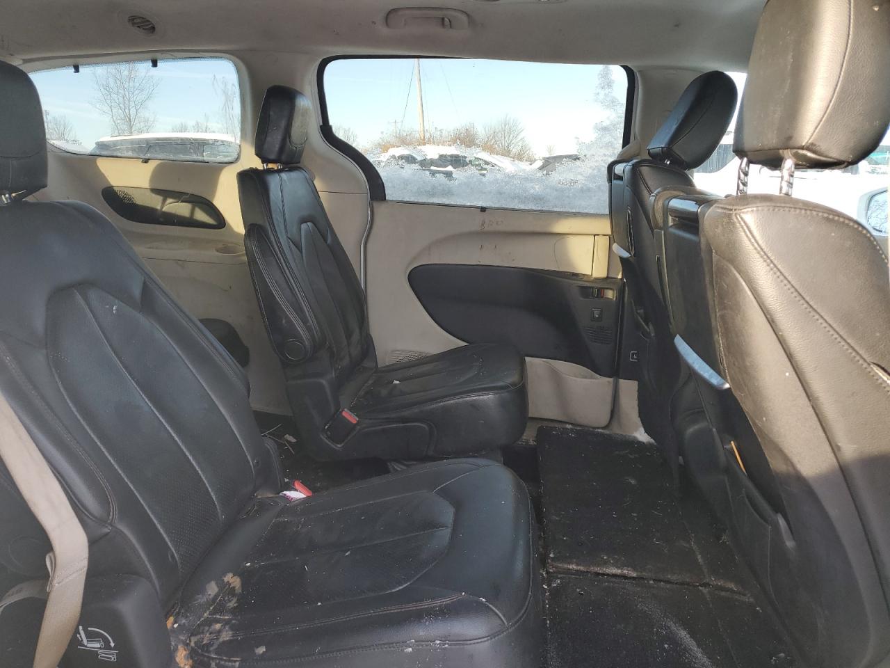 2017 Chrysler Pacifica - Image 11
