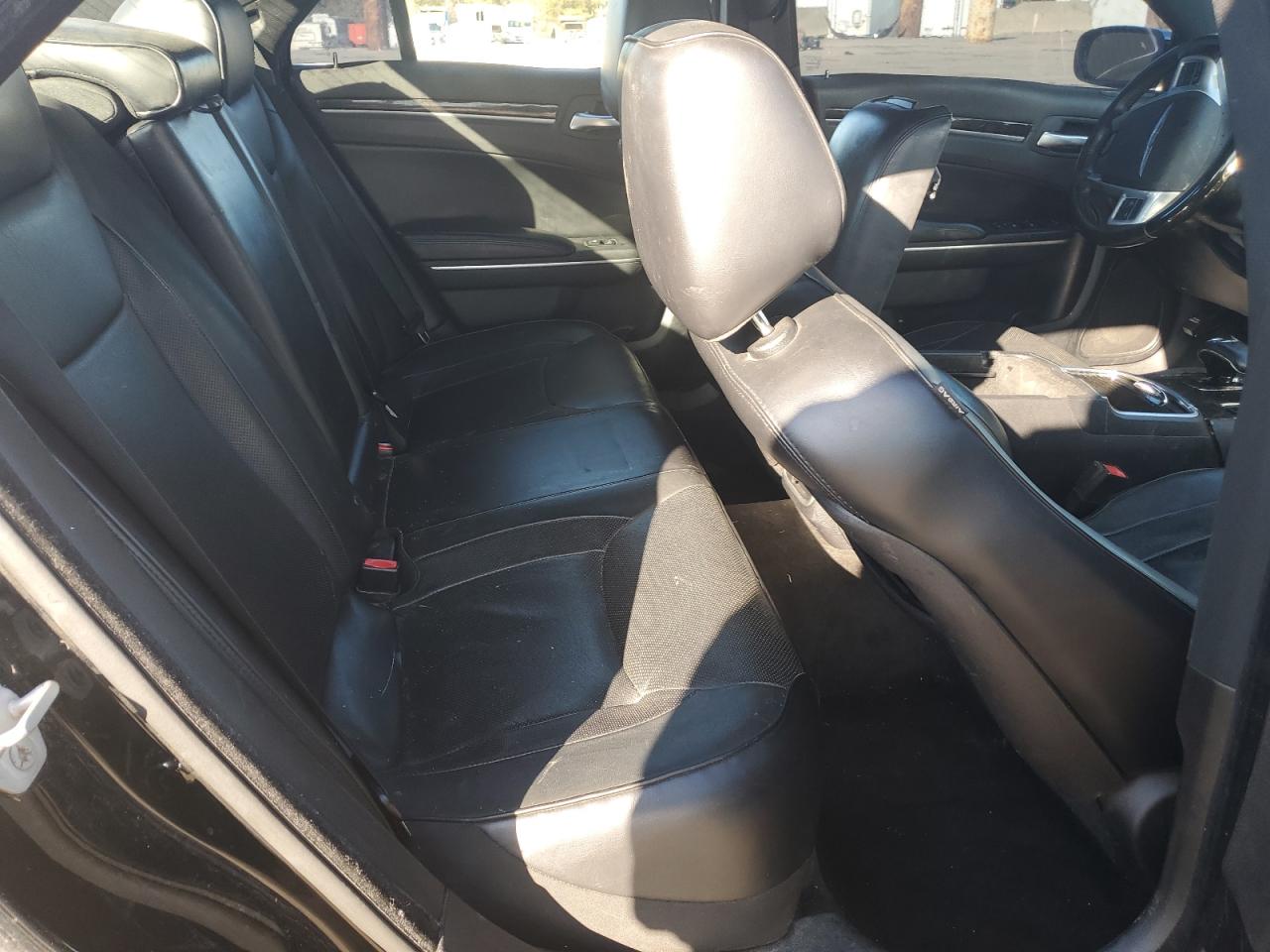 2014 Chrysler 300 - Image 10