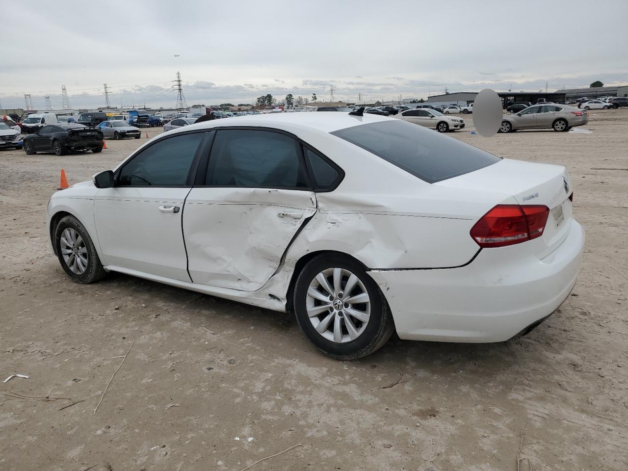 2014 Volkswagen Passat - Image 2