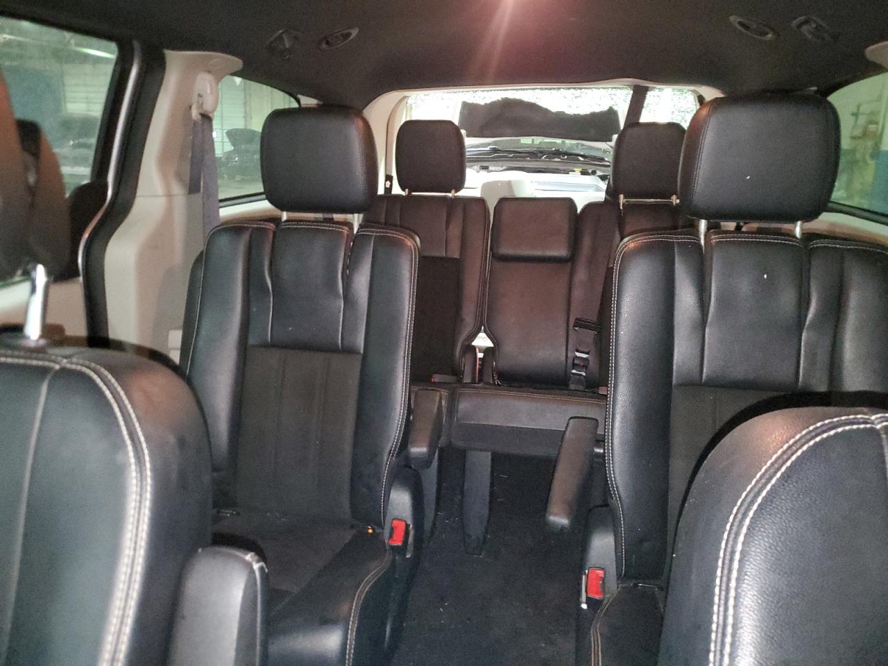 2019 Dodge Caravan - Image 10