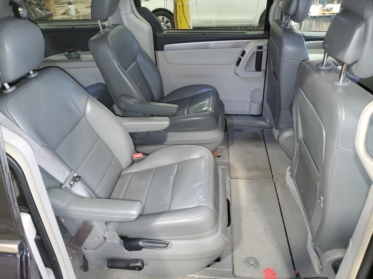 2011 Volkswagen Routan - Image 11