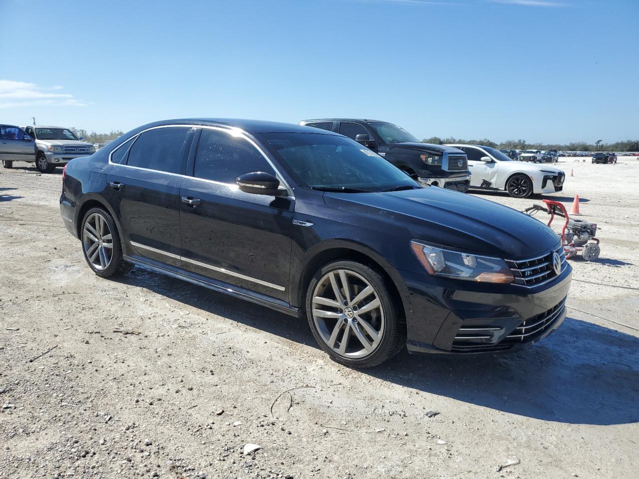 2017 Volkswagen Passat - Image 4