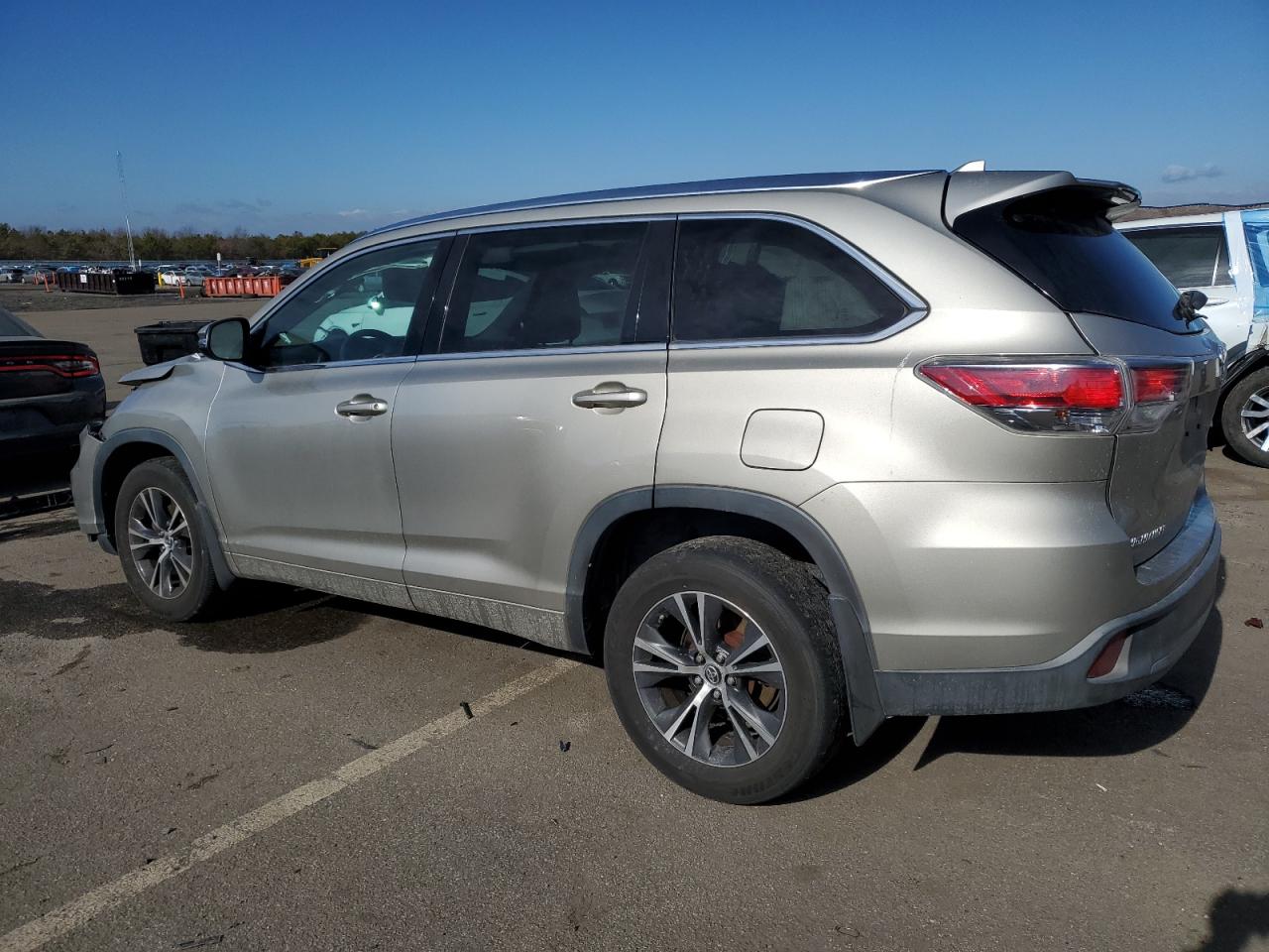 2016 Toyota Highlander - Image 2