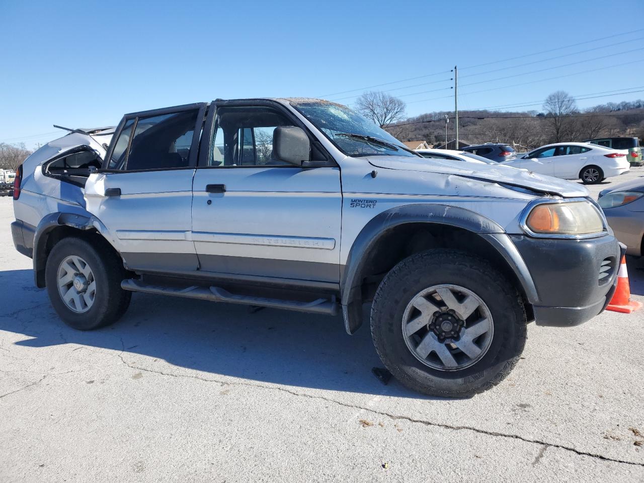 2002 Mitsubishi Montero - Image 4