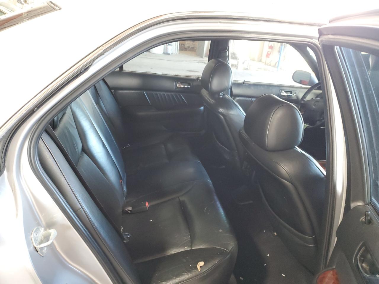 2002 Acura RL - Image 10