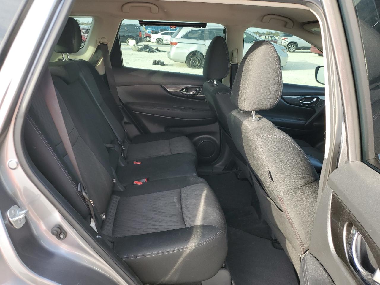 2018 Nissan Rogue - Image 11