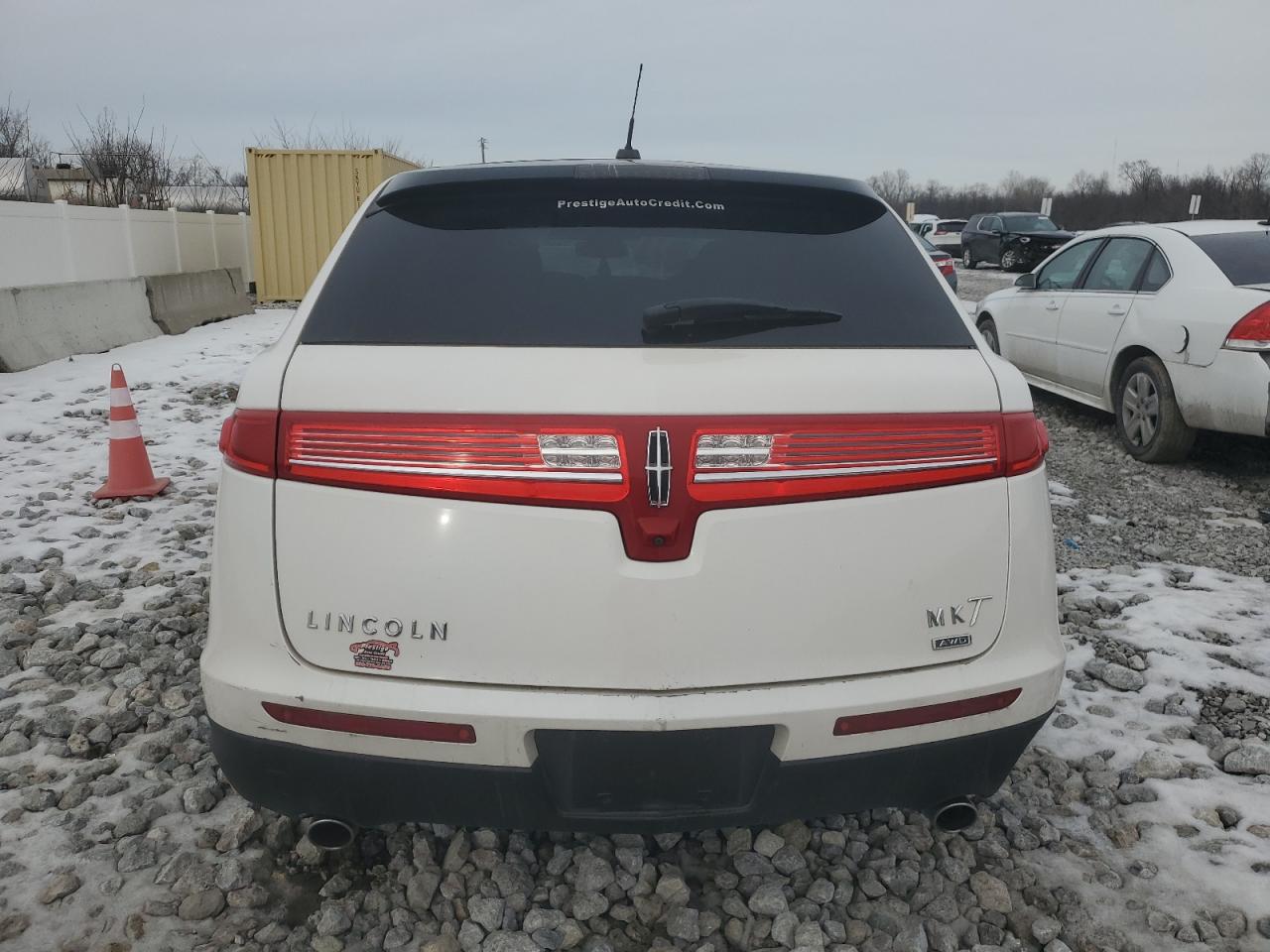 2016 Lincoln MKT - Image 6
