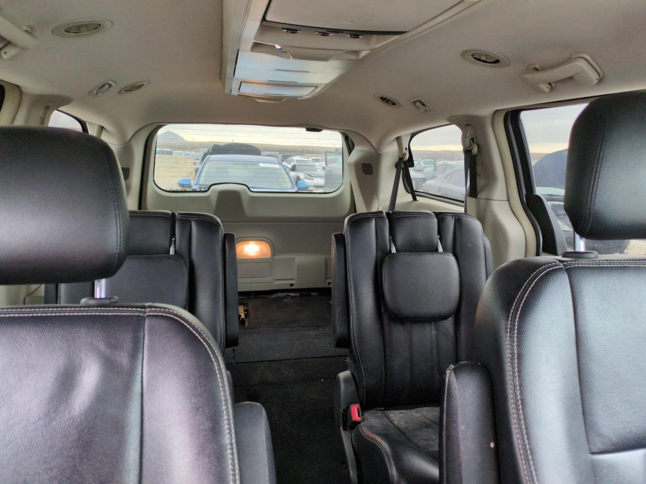 2014 Chrysler Town & Country - Image 10
