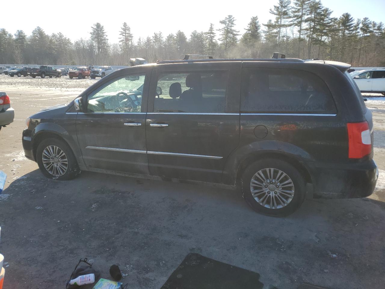 2013 Chrysler Town & Country - Image 2
