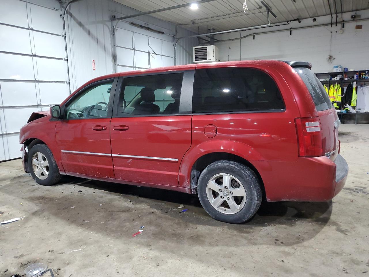 2008 Dodge Caravan - Image 2