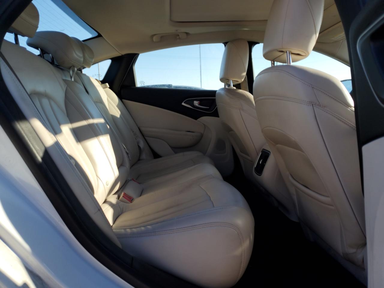 2015 Chrysler 200 - Image 10