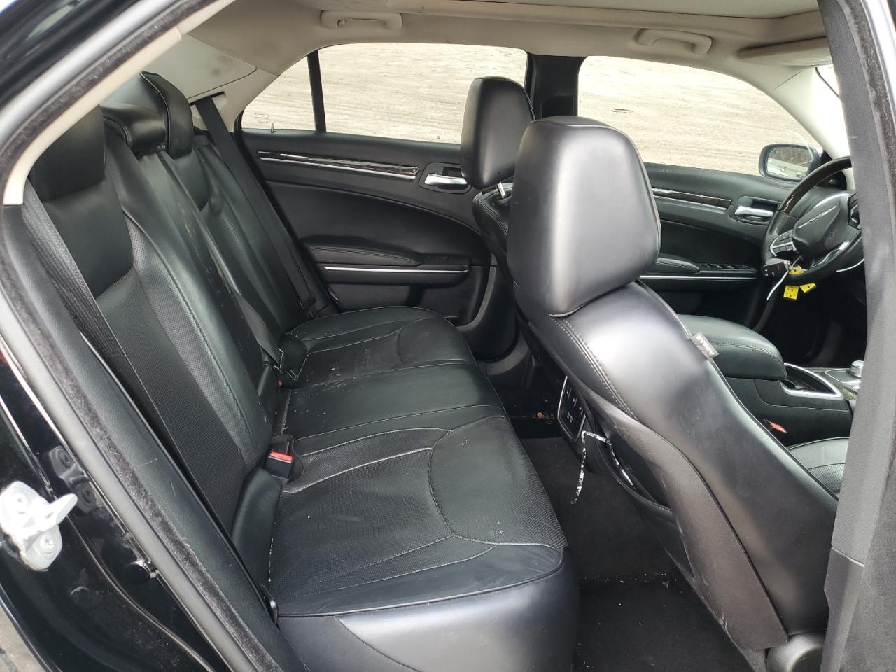 2016 Chrysler 300 - Image 10