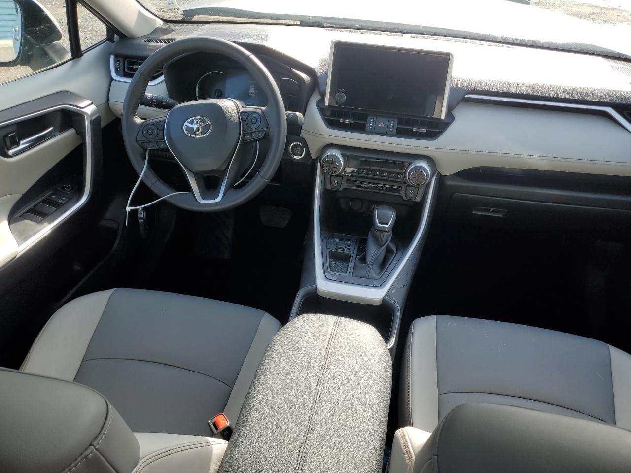 2024 Toyota RAV 4 - Image 8