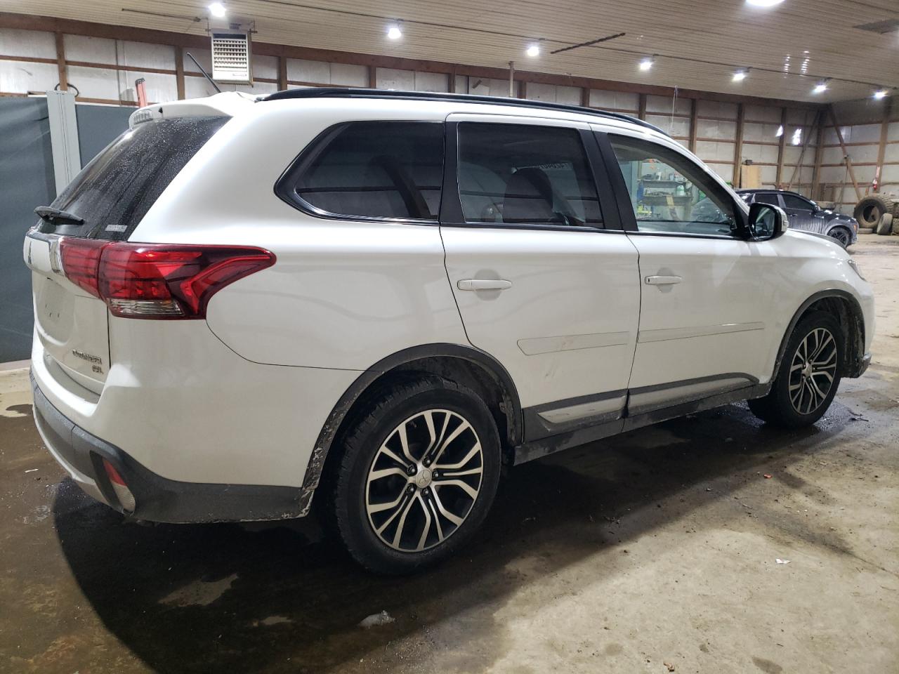 2016 Mitsubishi Outlander - Image 3