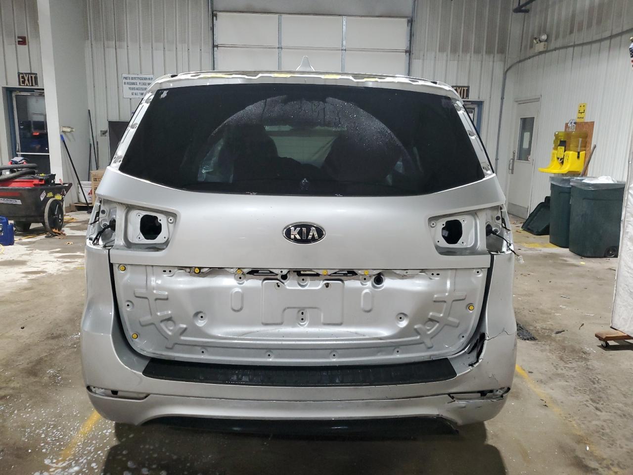 2017 Kia Sedona - Image 6