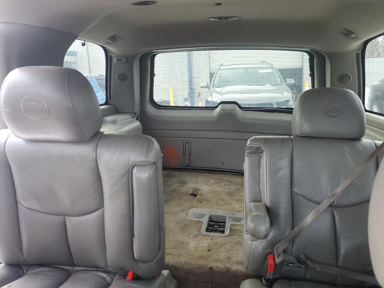 2004 Cadillac Escalade - Image 10