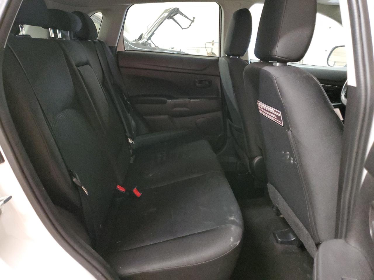 2015 Mitsubishi Outlander - Image 11