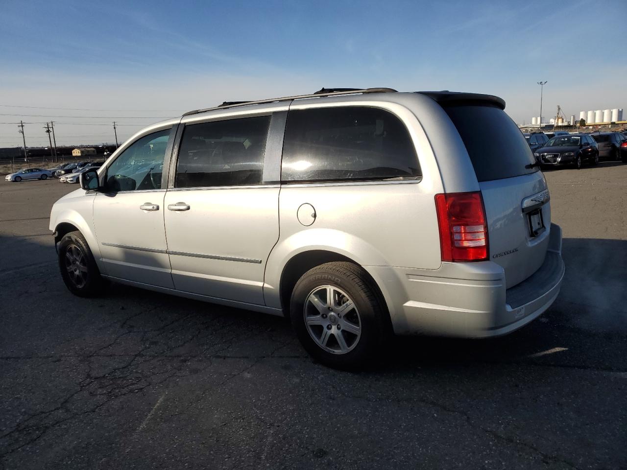 2009 Chrysler Town & Country - Image 2