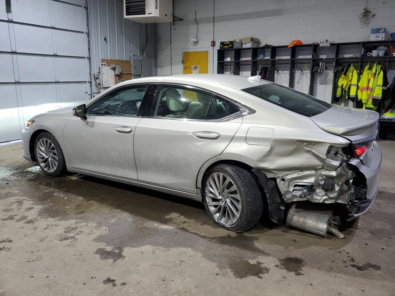 2022 Lexus ES - Image 2