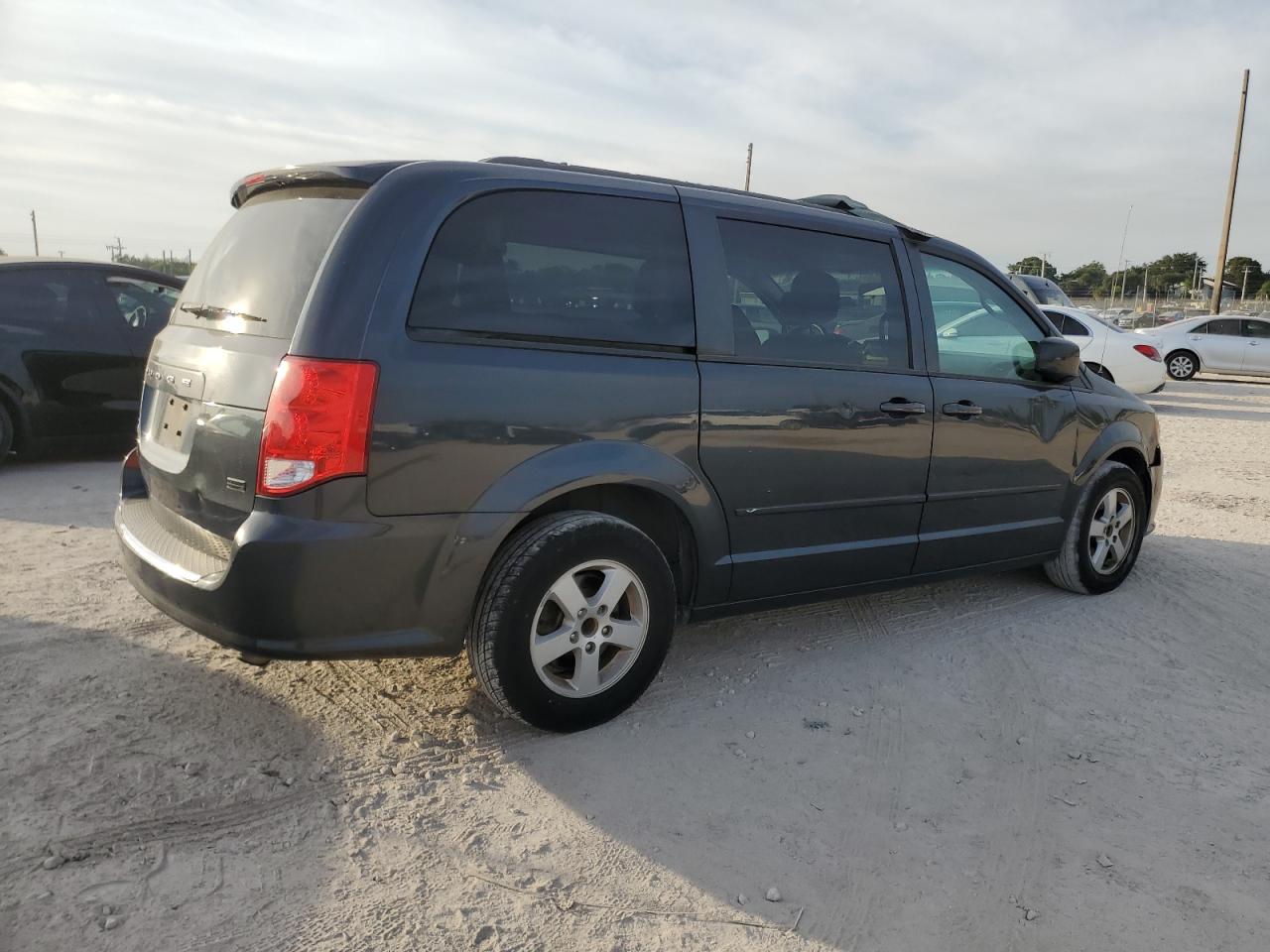 2013 Dodge Caravan - Image 3