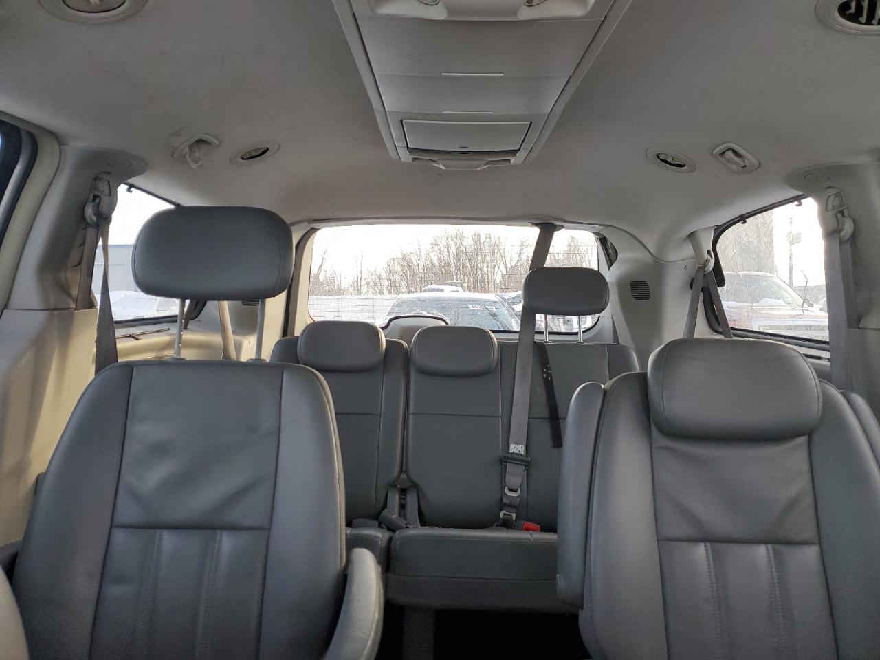 2009 Chrysler Town & Country - Image 10