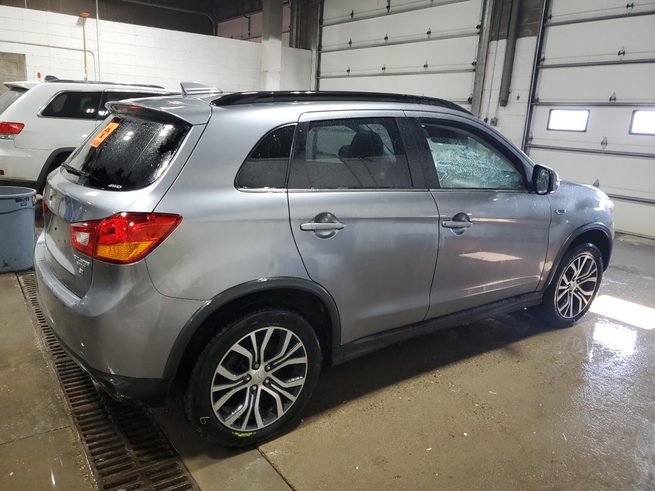 2017 Mitsubishi Outlander - Image 3