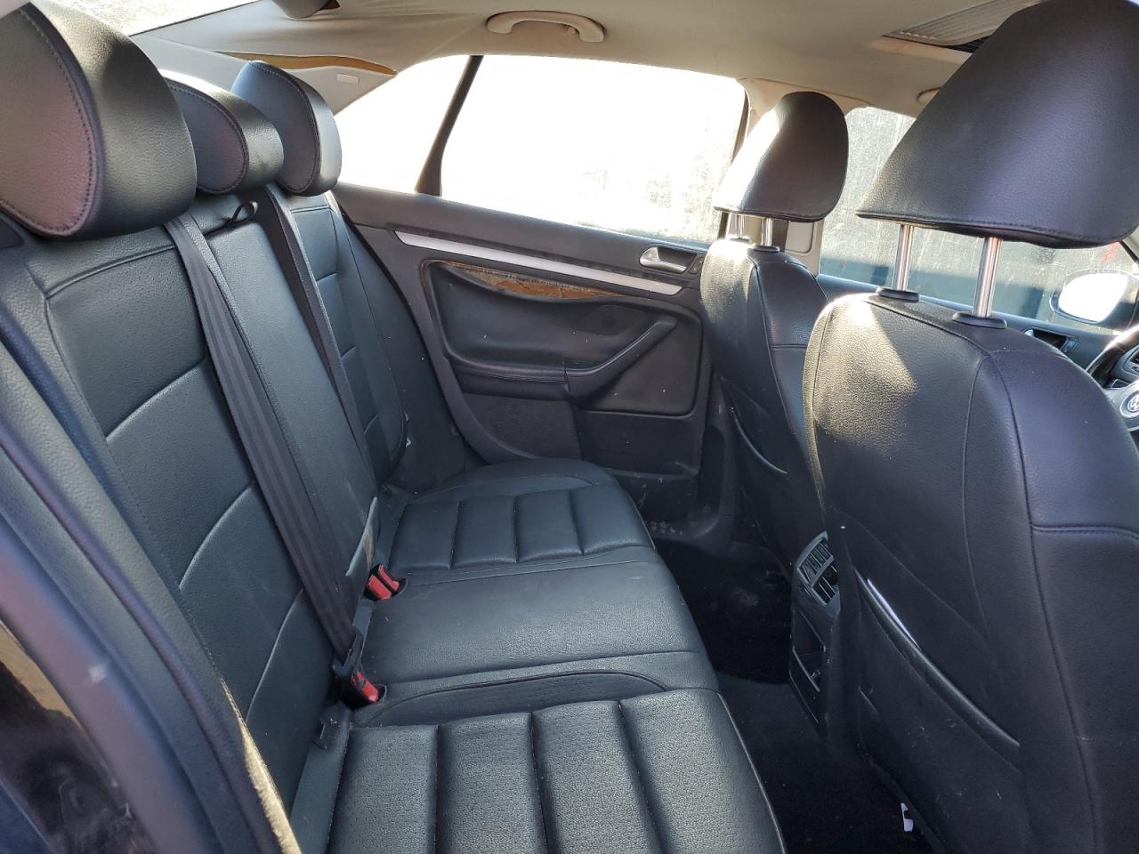 2010 Volkswagen Jetta - Image 10