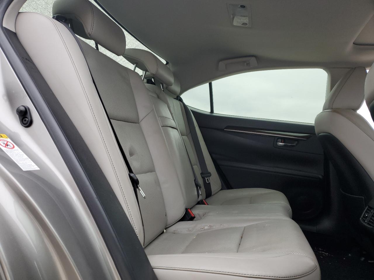 2015 Lexus ES - Image 10