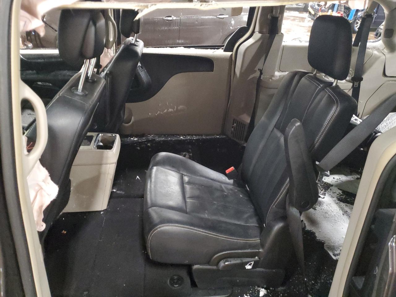 2015 Chrysler Town & Country - Image 11