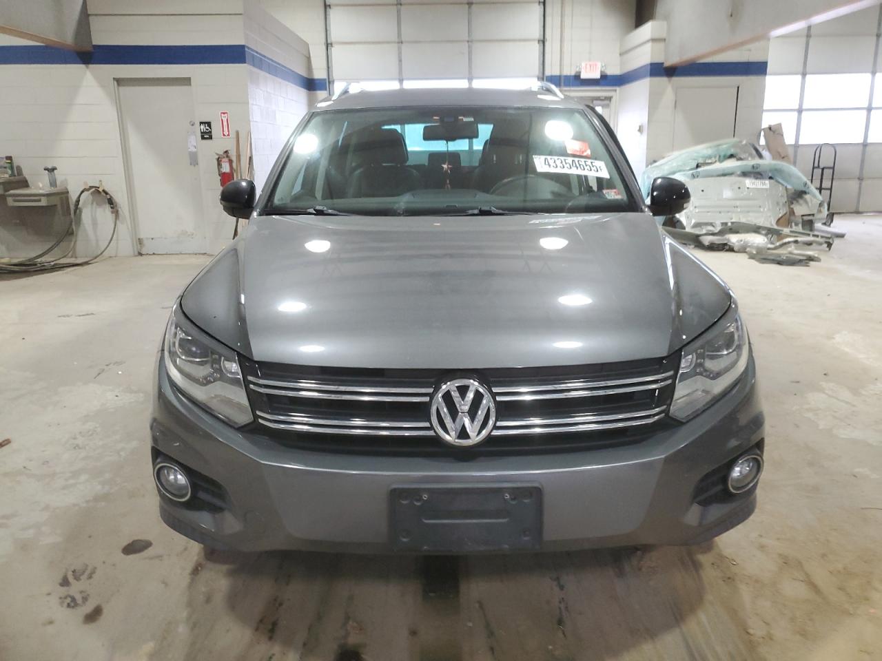2017 Volkswagen Tiguan - Image 5