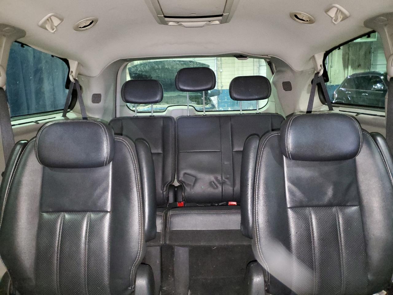 2010 Chrysler Town & Country - Image 10