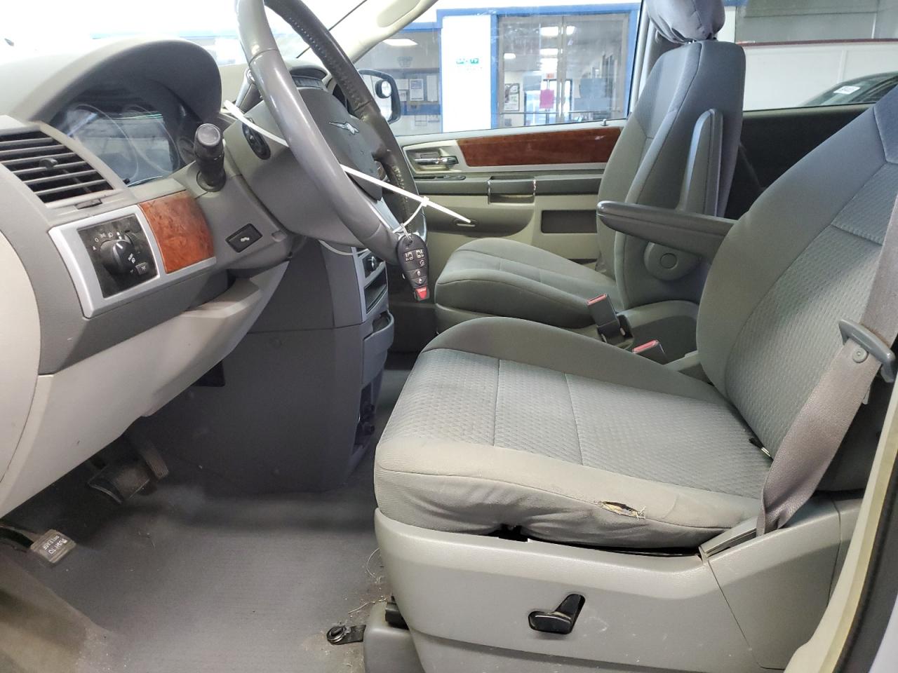 2009 Chrysler Town & Country - Image 7