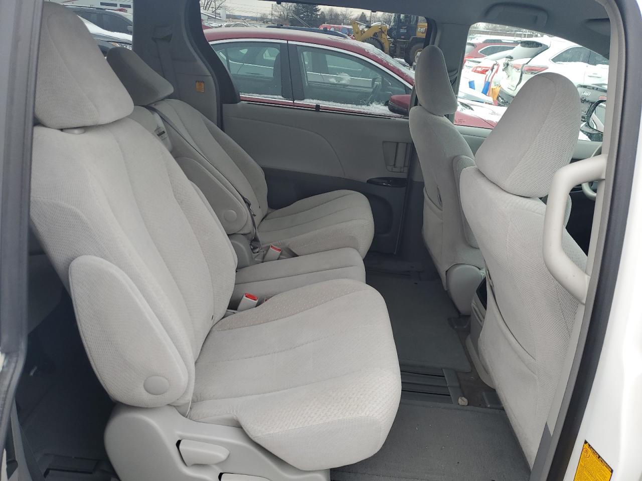 2013 Toyota Sienna - Image 10