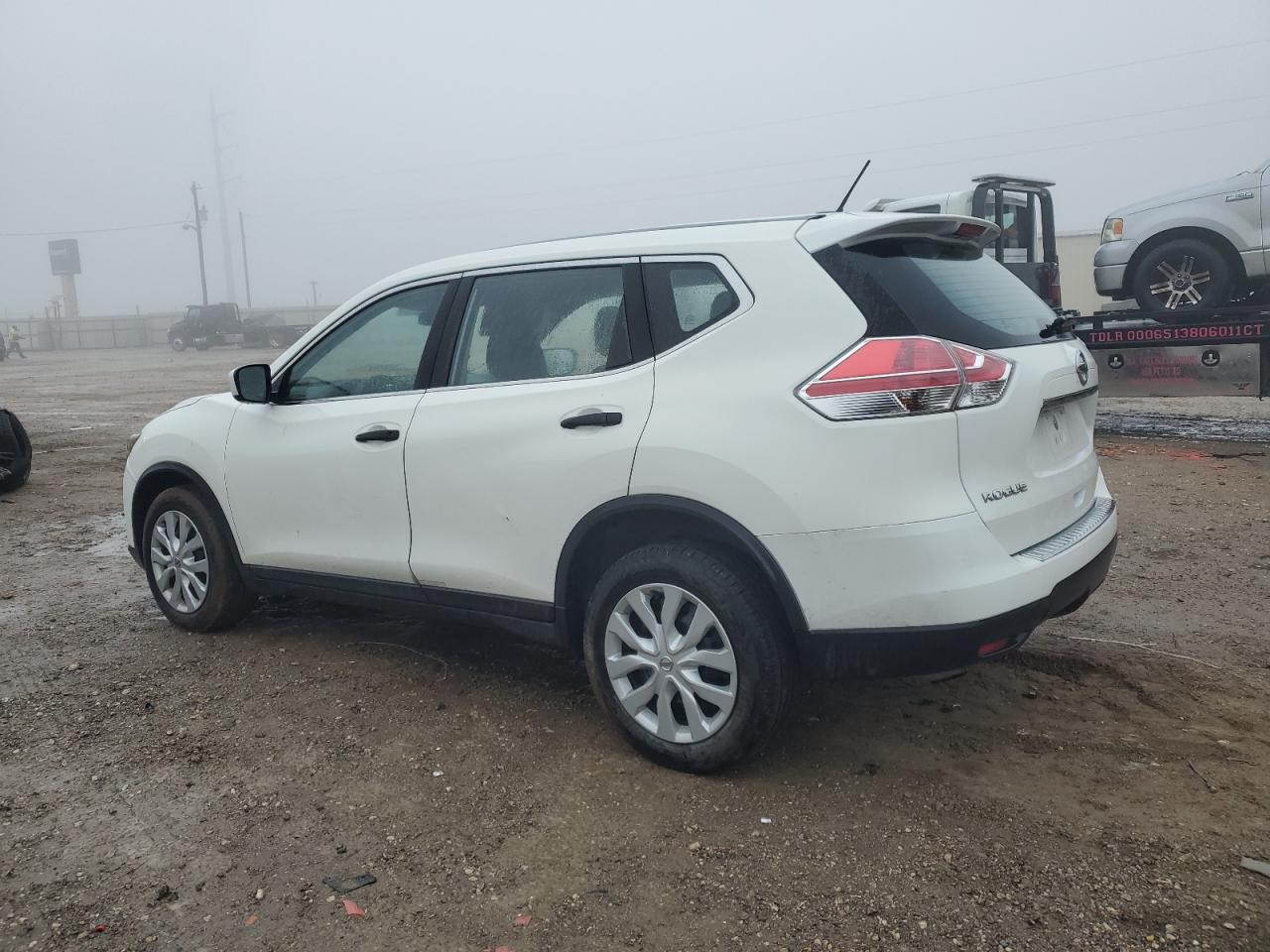 2016 Nissan Rogue - Image 2