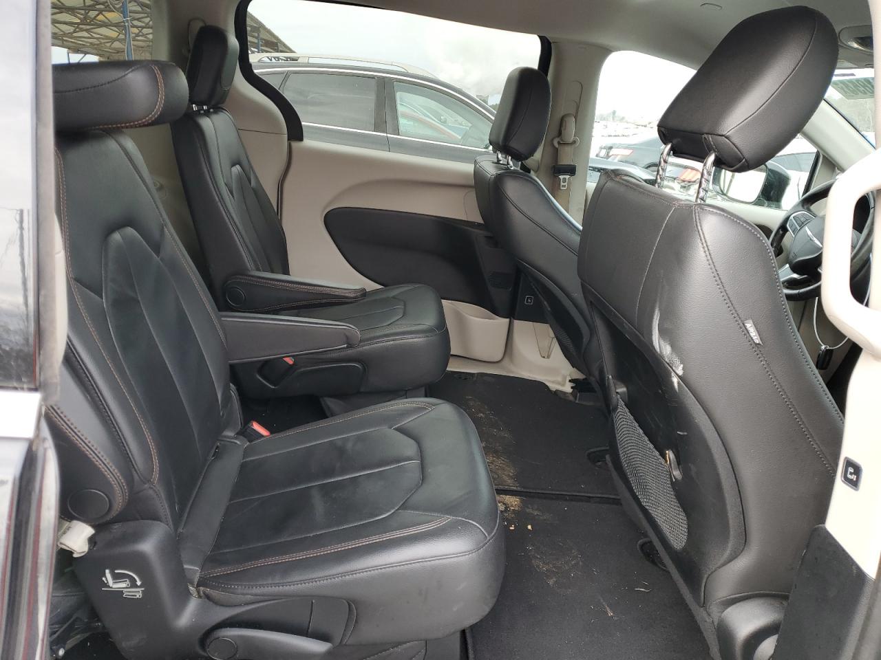 2017 Chrysler Pacifica - Image 11