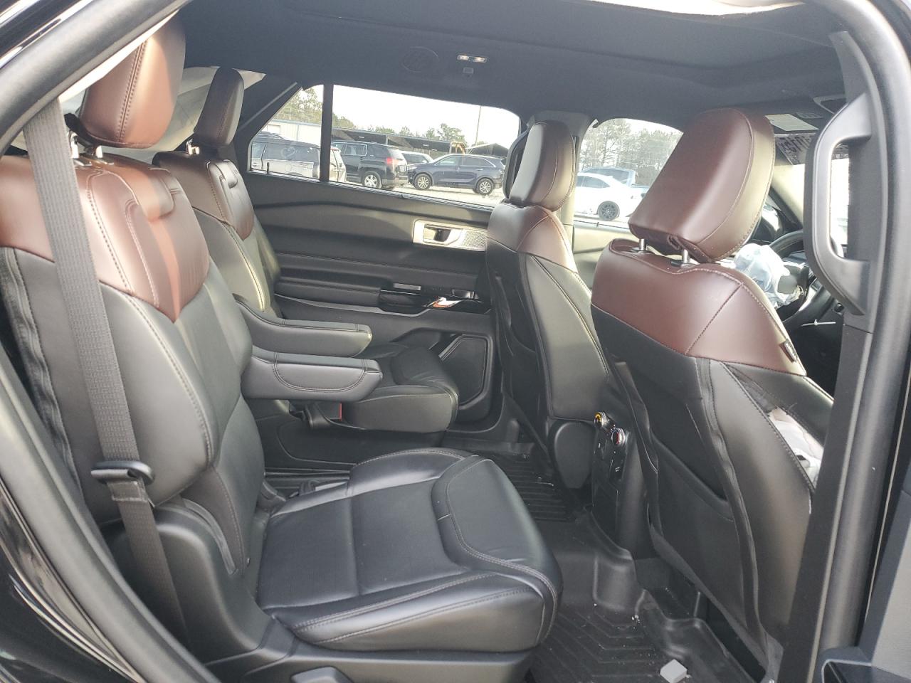 2022 Ford Explorer - Image 11