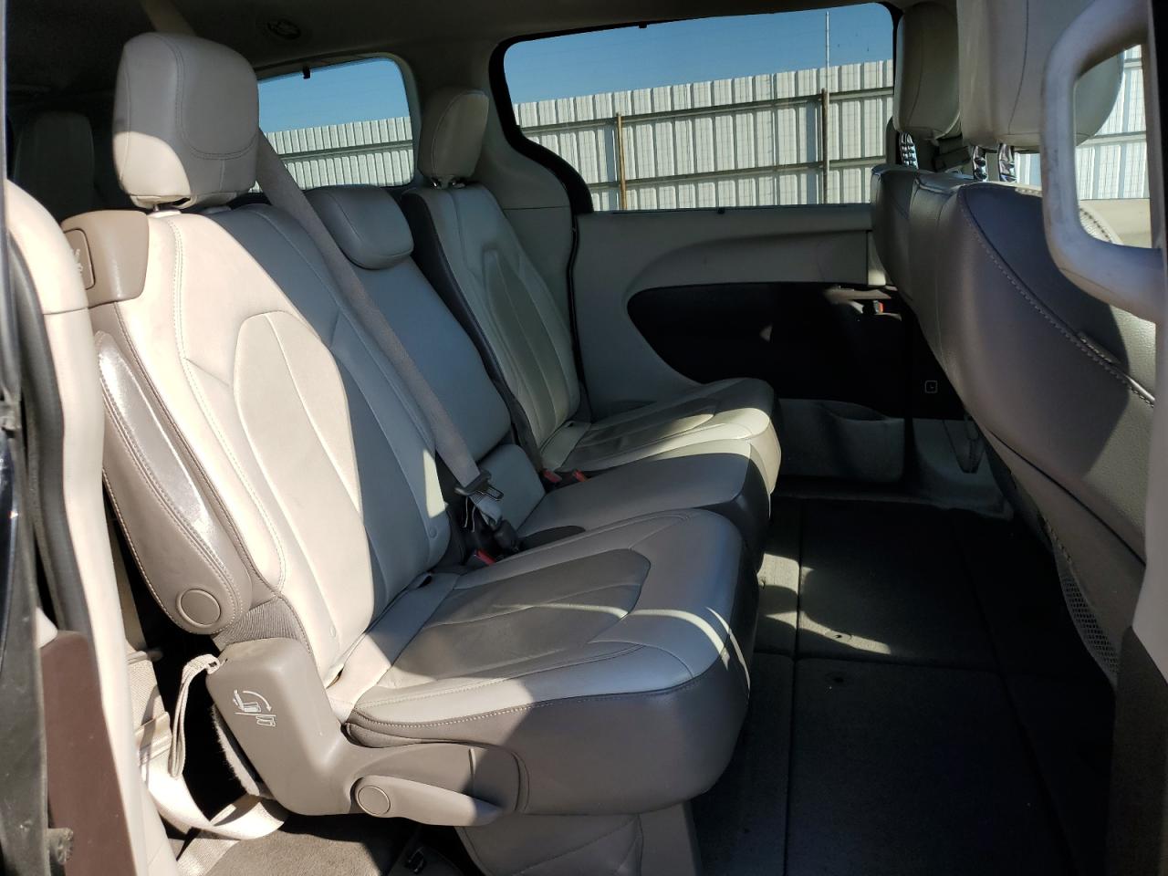 2017 Chrysler Pacifica - Image 11