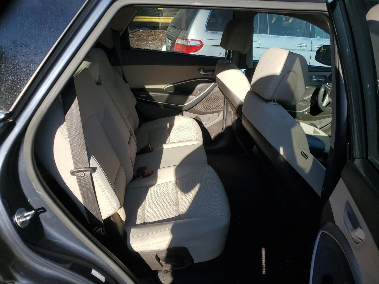 2016 Hyundai Santa Fe - Image 11