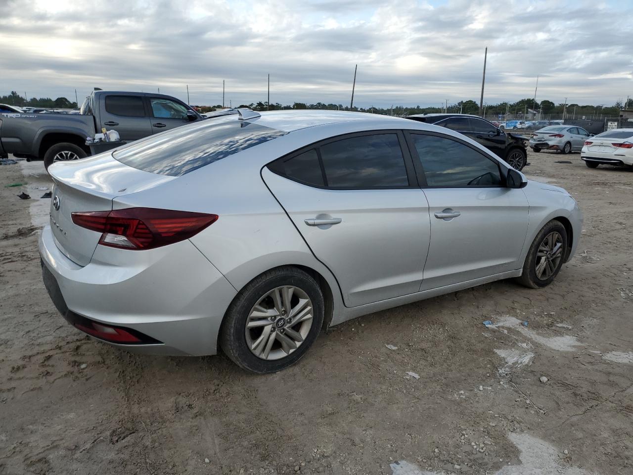 2019 Hyundai Elantra - Image 3