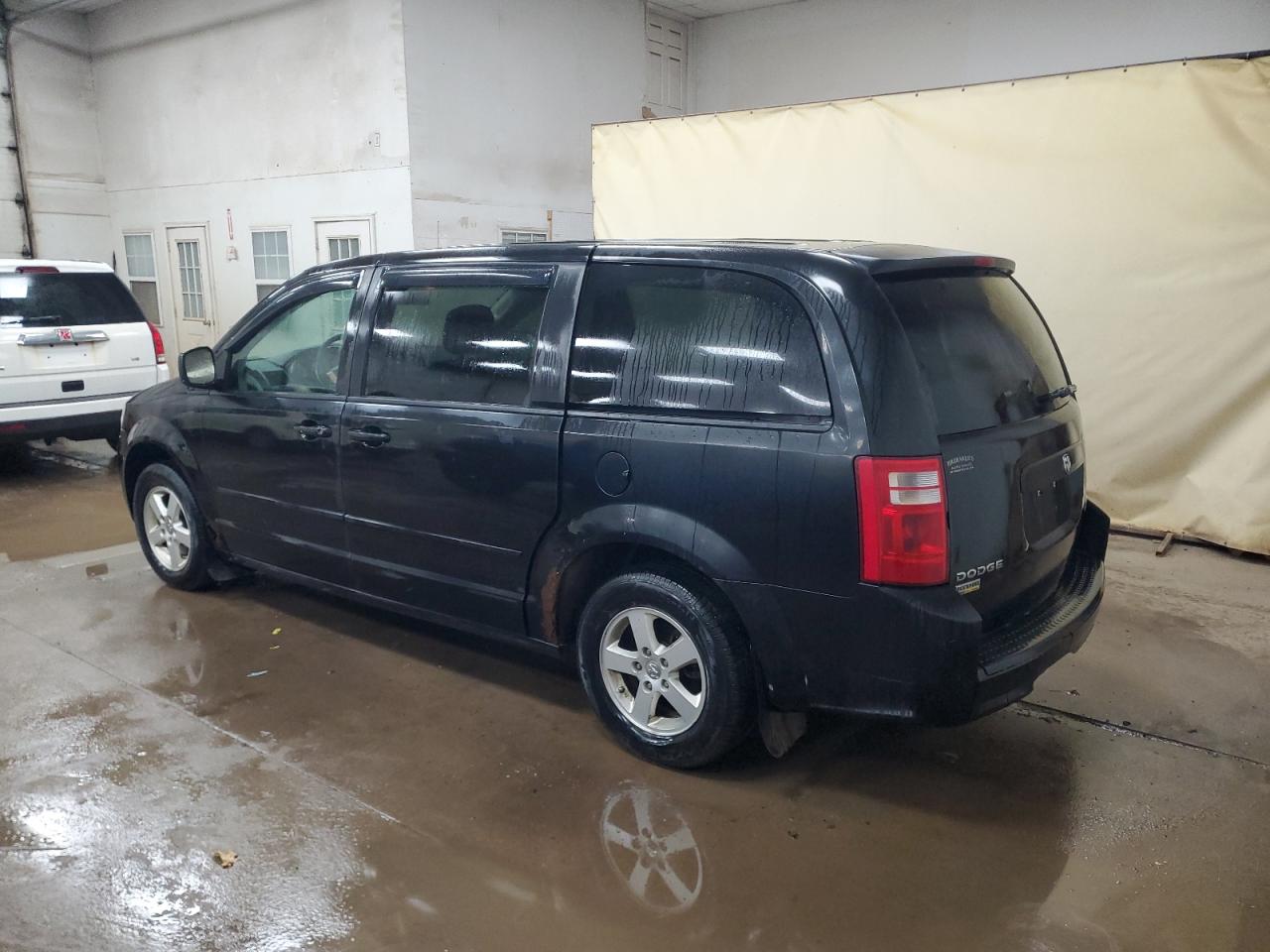 2010 Dodge Caravan - Image 2