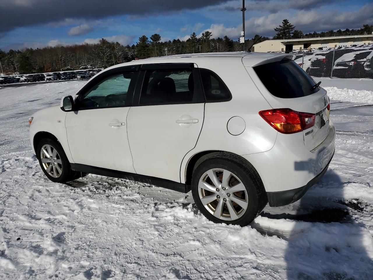 2014 Mitsubishi Outlander - Image 2