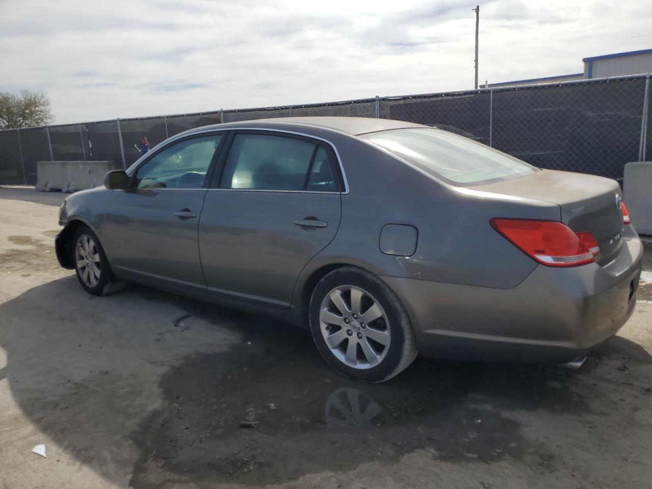 2006 Toyota Avalon - Image 2