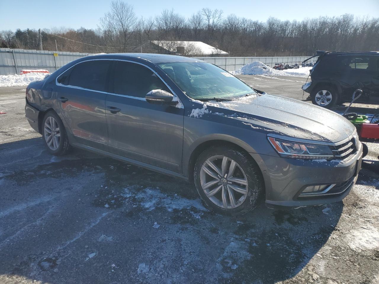 2017 Volkswagen Passat - Image 4